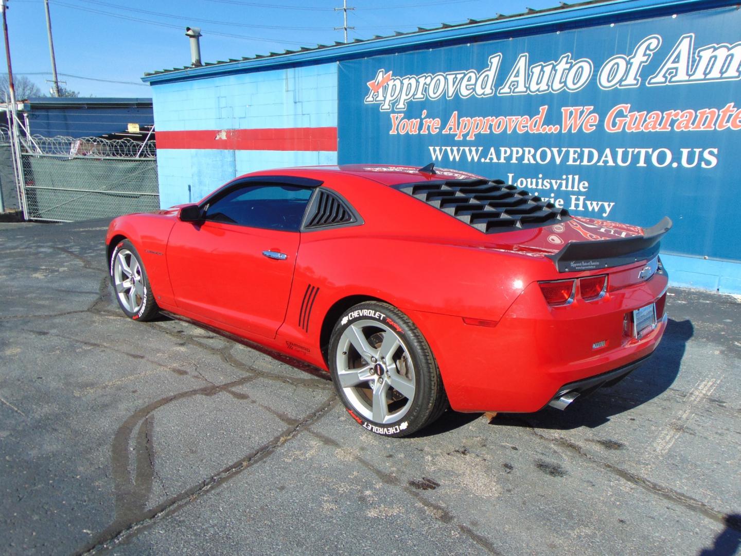 2010 Red Chevrolet Camaro (2G1FK1EJ1A9) with an V8 6.2 Liter engine, Automatic, 6-Spd w/Overdrive and TAPshift transmission, located at 2105 Dixie Hwy, Louisville, KY, 40210, (502) 772-3333, 38.220932, -85.795441 - Photo#19